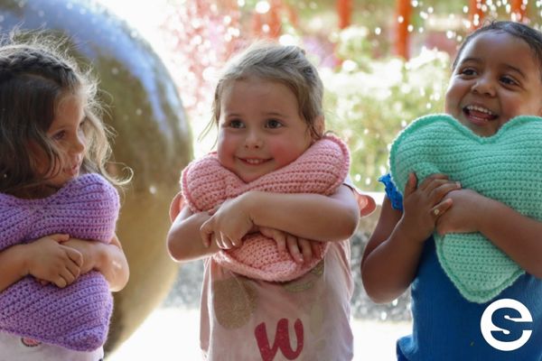 Únete al Voluntariado Intergeneracional en Fundación Abrázame.
